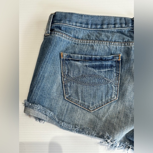 ABERCROMBIE FITCH ripped ladies denim jean shorts Size 8 - Picture 5 of 6